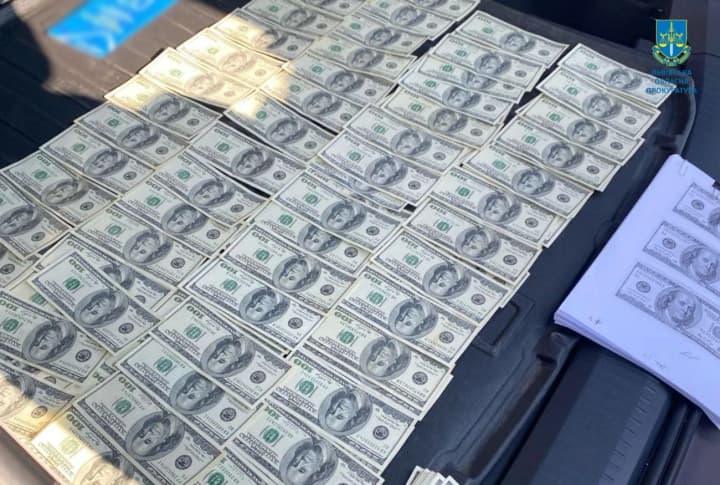 top-posadovtsia-lvivskoi-mytnytsi-spiimaly-na-khabari-u-dollar23-tysiachi