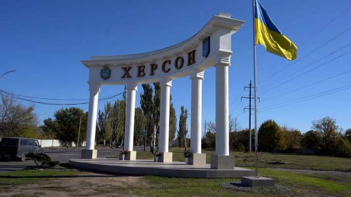 russian-forces-attacked-a-civilian-car-in-kherson-three-wounded