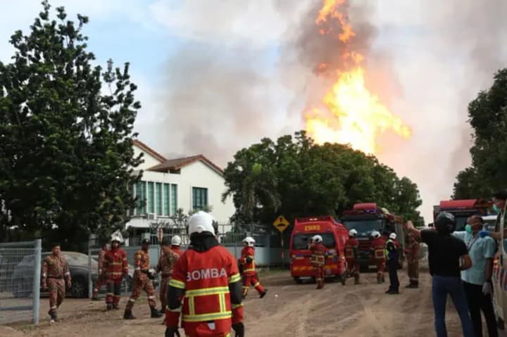 pidniavsia-stovp-vohniu-u-malaizii-spalakhnuv-hazoprovid-ponad-100-postrazhdalykh