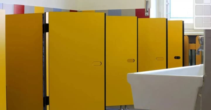 v-ubornoi-odnogo-iz-uchebnikh-zavedenii-kieva-obnaruzhili-videokameru-sotsseti-razdelilis-vo-mneniyakh