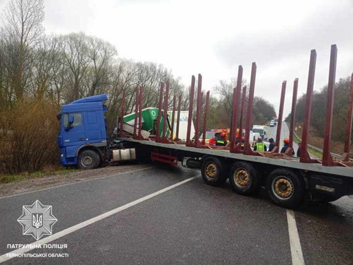 trasu-ternopil-lviv-perekryto-cherez-dtp-z-postrazhdalymy