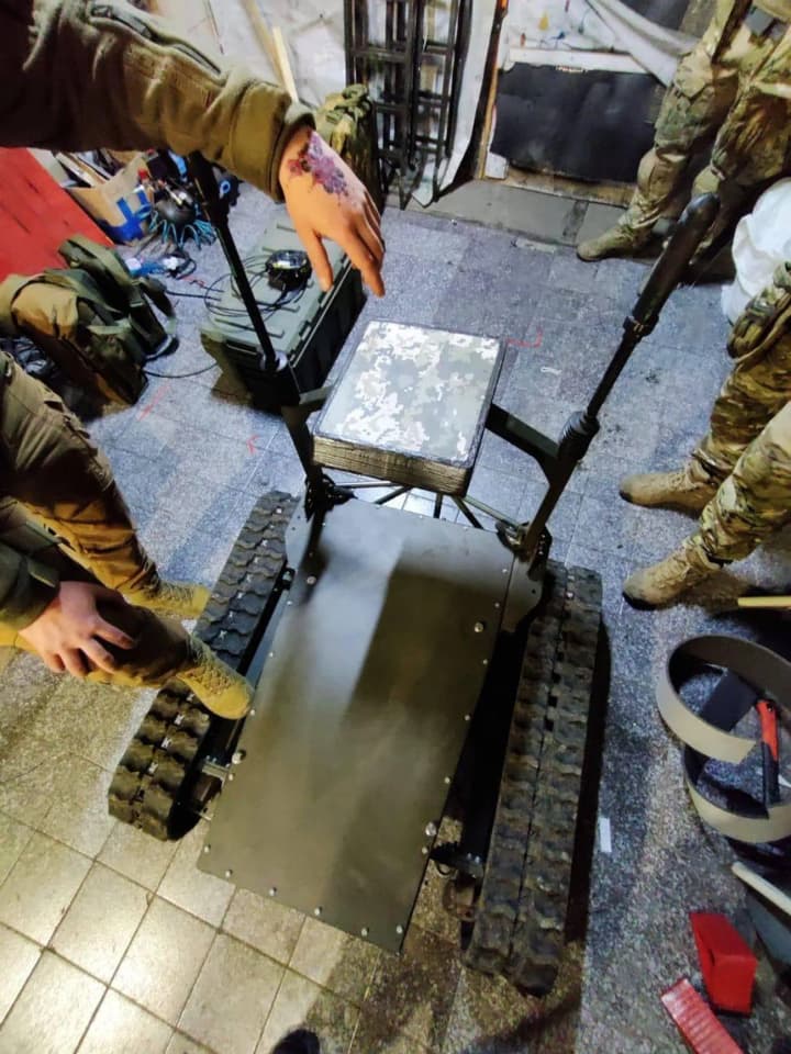 robot-ardal-vriatuvav-trokh-poranenykh-biitsiv-podolavshy-17-km-pid-obstrilamy-detali