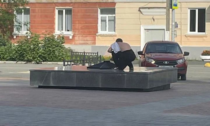 in-russia-a-man-was-sentenced-to-prison-for-lighting-a-cigarette-from-the-eternal-flame