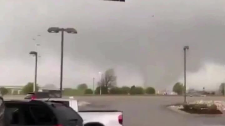 po-menshei-mere-4-pogibshikh-v-ssha-posledstviya-katastroficheskogo-tornado-pronesshegosya-po-chasti-strani