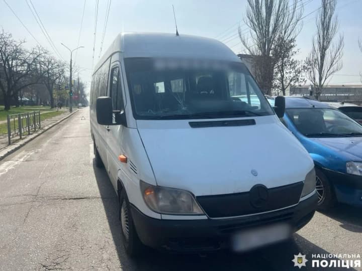 in-mykolaiv-a-minibus-ran-over-a-girl-on-a-pedestrian-crossing-the-driver-has-been-detained-and-notified-of-suspicion