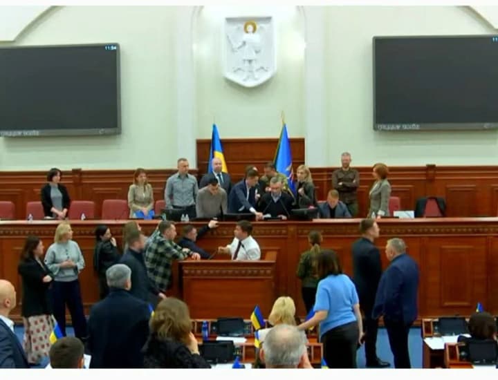 u-kyivradi-blokuvaly-trybunu-z-vymohoiu-vidstavky-sekretaria-cherez-spravu-komarnytskoho