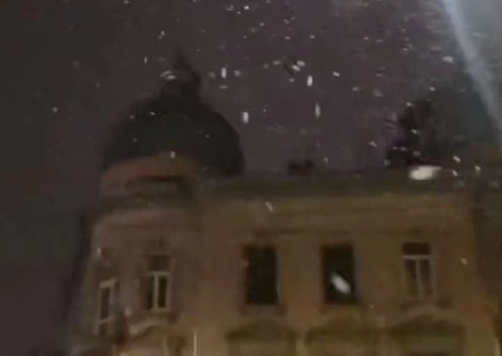 lviv-zasypalo-snihom-komunalni-sluzhby-pratsiuvatymu-i-vnochi