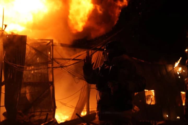 kyiv-pid-udarom-balistyky-riatuvalnyky-pokazaly-likvidatsiiu-naslidkiv-vorozhoi-ataky