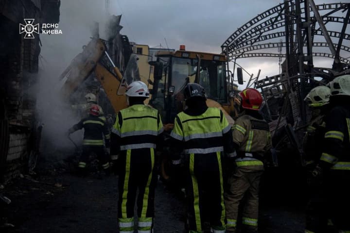 u-kyievi-riatuvalnyky-prodovzhuiut-likvidovuvaty-naslidky-vorozhoho-obstrilu-oboloni