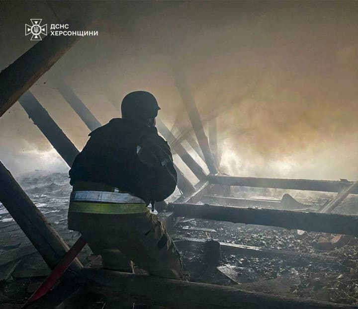 u-khersoni-riatuvalnyky-likviduvaly-pozhezhu-v-bahatopoverkhivtsi-vriatovano-dvokh-liudei
