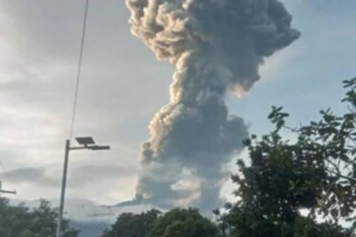 vyverzhennia-vulkana-kanlaon-na-filippinakh-popelystyi-stovp-dosiahnuv-4-km