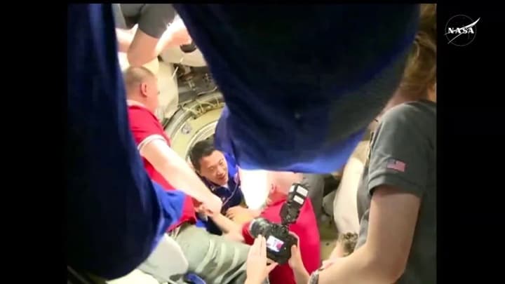 astronavt-nasa-ta-dvoie-rosiian-prybuly-na-mizhnarodnu-kosmichnu-stantsiiu