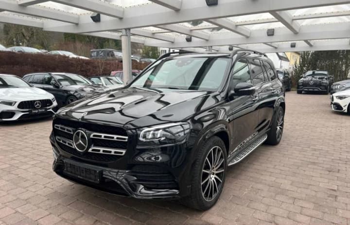 burnt-a-mercedes-worth-over-uah-67-million-a-driver-of-the-car-owner-was-detained-in-kyiv