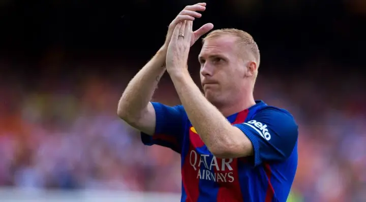 eks-zvezda-barseloni-zheremi-mate-teper-rabotaet-v-magazine-odezhdi-intersport