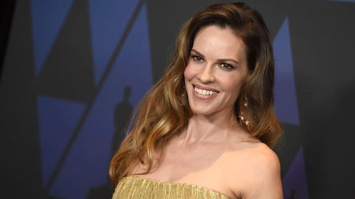 hilari-svonk-poskarzhylasia-na-patriarkhalnist-hollivudu-i-pryhadala-yak-choloviky-vchyly-yii-buty-zhinkoiu