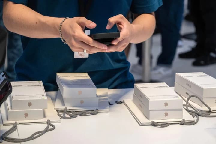 iphones-will-rise-in-price-to-dollar3500-if-they-start-being-manufactured-in-the-usa-cnn