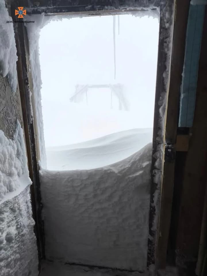 in-the-highlands-of-the-carpathians-up-to-a-meter-of-snow-fell-in-april