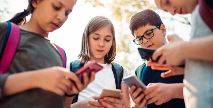 zhodnykh-hadzhetiv-u-shkolakh-frantsiia-posyliuie-zaboronu-na-telefony-dlia-uchniv-11-15-rokiv
