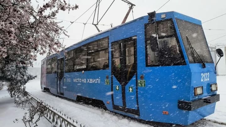 pivden-poterpaie-vid-nehody-v-odesi-povaleni-dereva-mykolaiv-ta-kherson-zasypaie-snihom