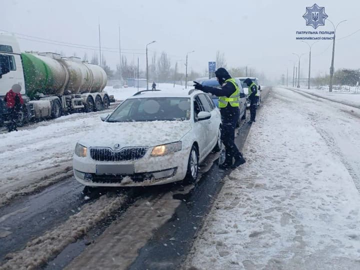 na-trasse-v-nikolaevskoi-oblasti-obrazovalas-probka-iz-za-snega
