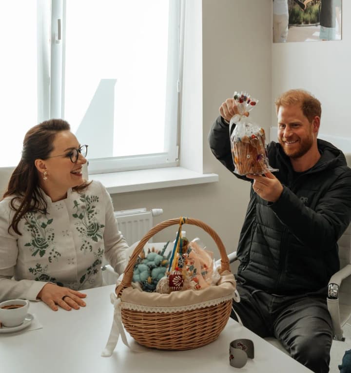 prints-garri-vo-lvove-poluchil-paskhalnuyu-korzinu-s-kulichom-iz-muki-s-razminirovannikh-polei