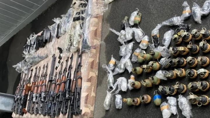 kalashnikov-assault-rifles-grenades-assault-rifles-a-weapons-smuggling-network-liquidated-in-europe
