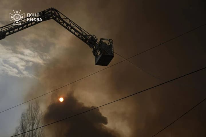 fires-extinguished-in-kyiv-after-the-night-attack-by-the-russian-federation-new-photos-of-the-aftermath