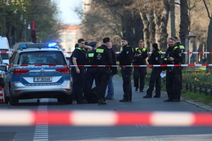 in-berlin-a-man-stabbed-a-stranger-at-a-subway-station-police-neutralized-the-attacker