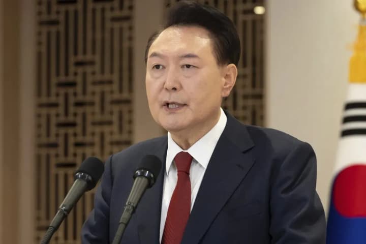 eksprezydent-pivdennoi-korei-yun-sok-yol-postane-pered-kryminalnym-sudom-za-zvynuvachenniam-u-povstanni