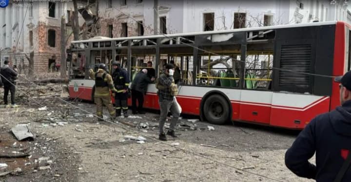 udar-balistykoiu-po-sumakh-21-liudyna-zahynula-ponad-80-poraneno-zokrema-7-ditei