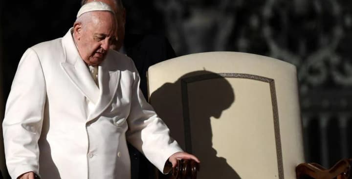 pope-francis-surprised-believers-with-an-unexpected-appearance-in-st-peters-square