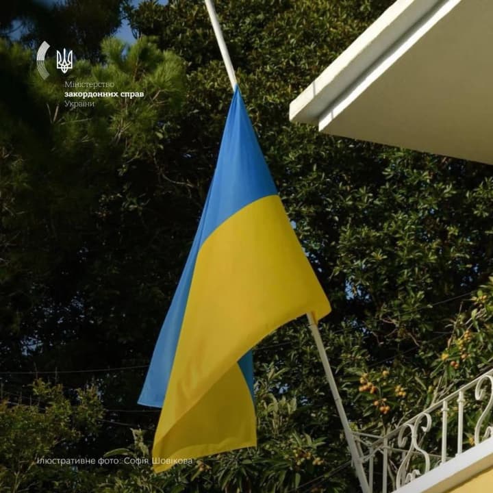 ukrainski-posolstva-vshanuiut-zhertv-trahedii-v-sumakh-budut-pryspushcheni-prapory