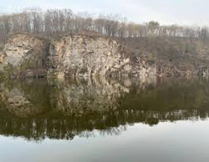 u-zhytomyri-cholovik-zirvavsia-zi-skeli-ta-vpav-z-30-metrovoi-vysoty