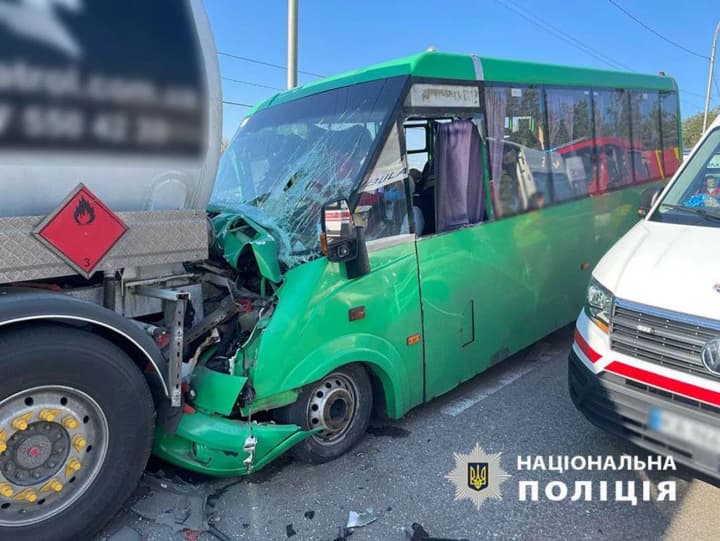 in-kyiv-a-minibus-crashed-into-a-truck-at-least-five-people-injured