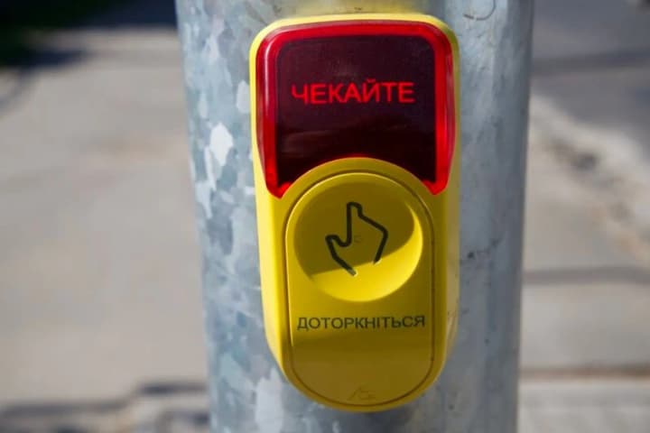 na-stolychnykh-svitloforakh-ziavliatsia-novi-knopky-vyklyku-zelenoho-svitla-dlia-pishokhodiv-iz-porushenniamy-zoru