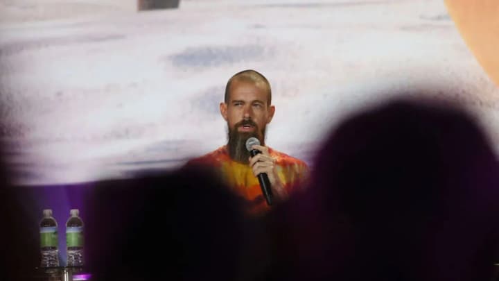 dzhek-dorsi-i-ilon-mask-prizivayut-otmenit-zakoni-ob-intellektualnoi-sobstvennosti-khudozhniki-vozmushcheni