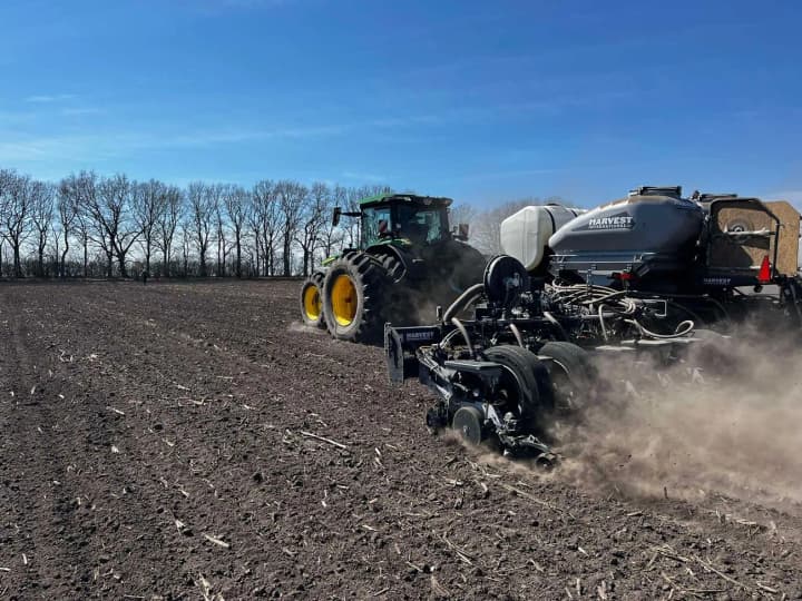 u-mkhp-startuvala-vesniana-posivna-kampaniia-2025-roku-ponad-70-percent-osnovnykh-ploshch-budut-vidvedeni-pid-kukurudzu-soniashnyk-ta-soiu