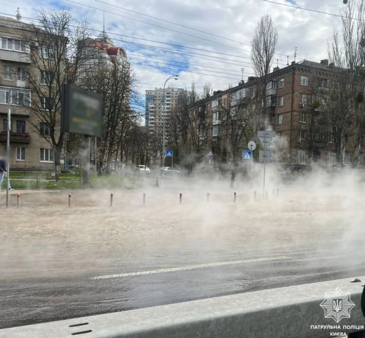 v-kieve-proizoshel-proriv-trubi-vozle-metro-zverinetskaya-dvizhenie-transporta-ogranicheno
