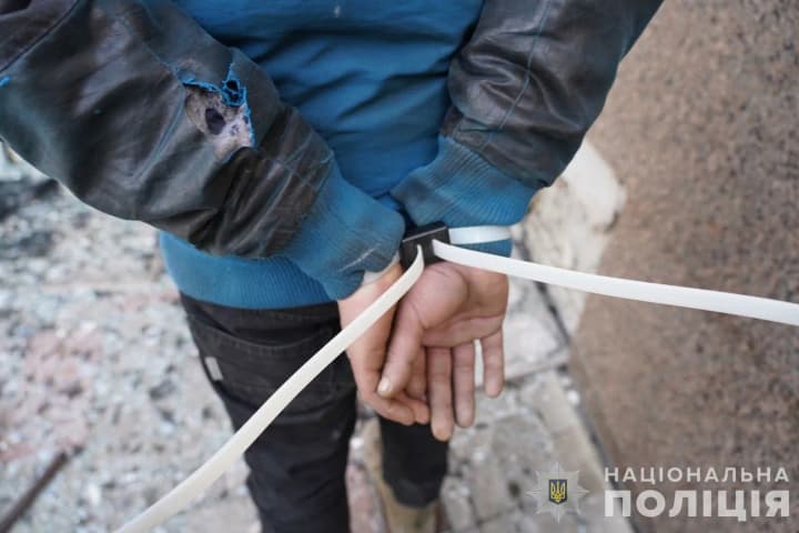 stole-a-phone-from-the-wounded-police-detained-the-thief-at-the-scene-of-a-missile-strike-in-sumy