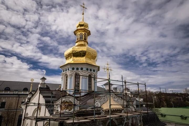 u-kyievo-pecherskii-lavri-vstanovyly-osviachenyi-khrest-na-troitsku-nadbramnu-tserkvu
