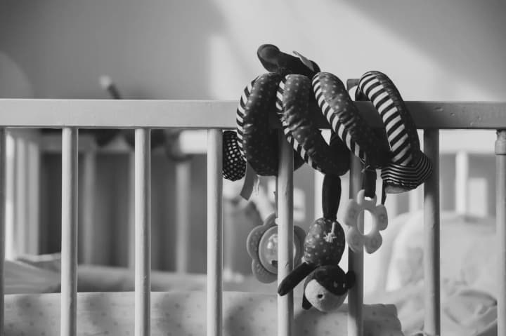 na-odeshchyni-maty-zatrymaly-za-pidozroiu-u-smerti-yii-odnorichnoho-syna-detali-trahedii