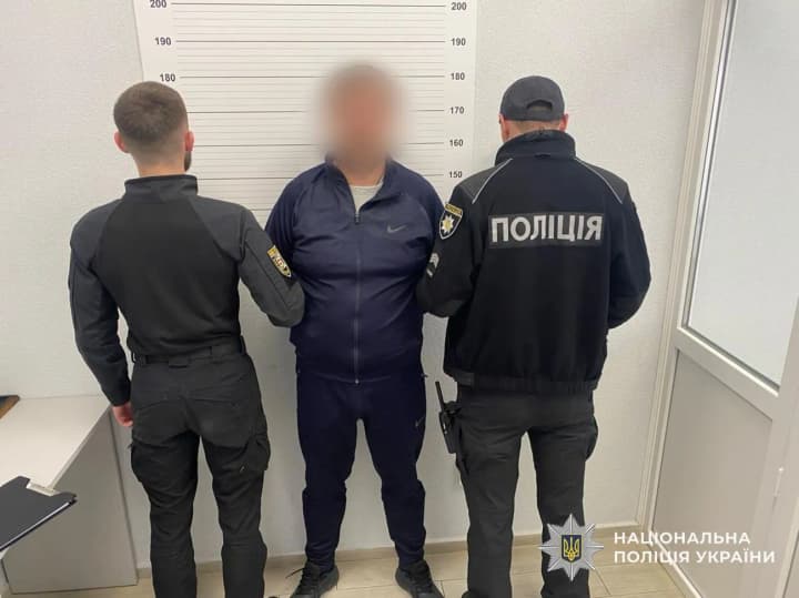 v-uzhhorodi-cholovik-sered-biloho-dnia-namahavsia-vykrasty-kolyshniu-druzhynu-zashtovkhnuvshy-yii-v-avto