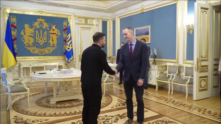 zelenskii-vstretilsya-s-amerikanskim-kongressmenom-fitspatrikom-kotorii-sobiraetsya-na-front