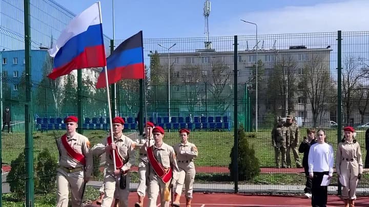 uchat-khodit-stroem-i-strelyat-rossiyane-gotovyat-detei-v-mariupole-k-voine-s-ukrainoi