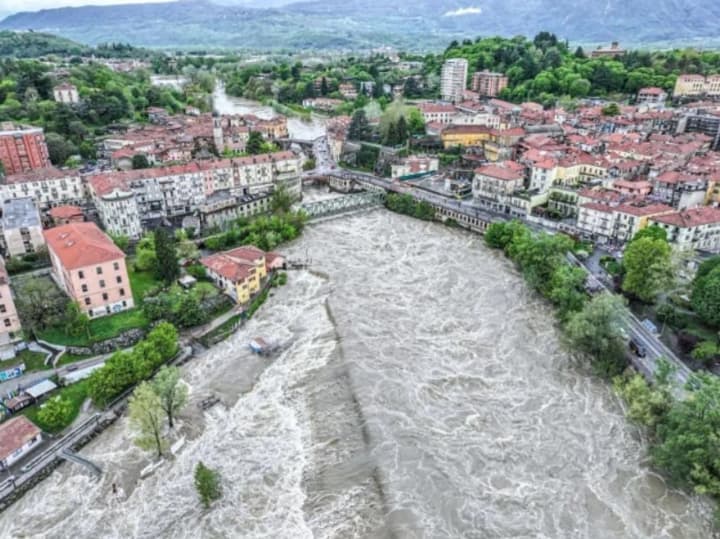 stykhiia-vyishla-z-pid-kontroliu-na-pivnochi-italii-shchonaimenshe-try-liudyny-zahynuly-cherez-sylni-opady