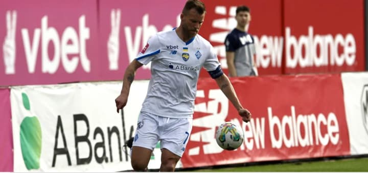 vinger-dinamo-yarmolenko-sravnyalsya-po-kolichestvu-golov-za-belo-sinikh-v-upl-s-rebrovim