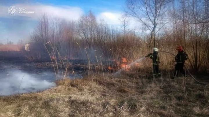 na-kyivshchyni-dvi-liudyny-zahynuly-cherez-spaliuvannia-sukhoi-travy