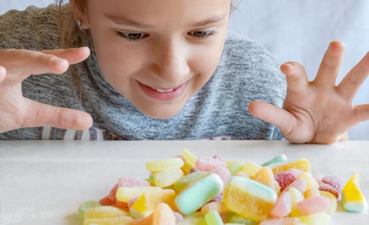 sladosti-v-detskom-ratsione-pediatr-obyasnila-kogda-mozhno-i-skolko