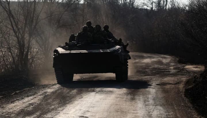 viiskovyi-pro-sytuatsiiu-na-vovchanskomu-napriamku-rf-povernula-bronetekhniku-u-svoi-shturmy