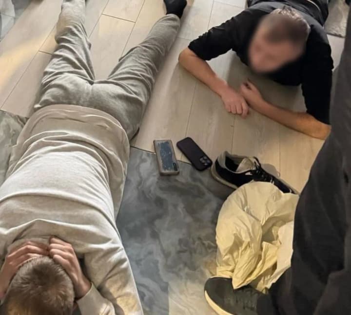 16-tysiach-falshyvykh-dolariv-u-kyievi-kupuvaly-iphone-na-olx-prokuratura